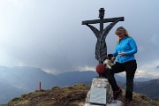 69 Susi felice per la 'conquista' della cima compensa la sua compagna d'avventura